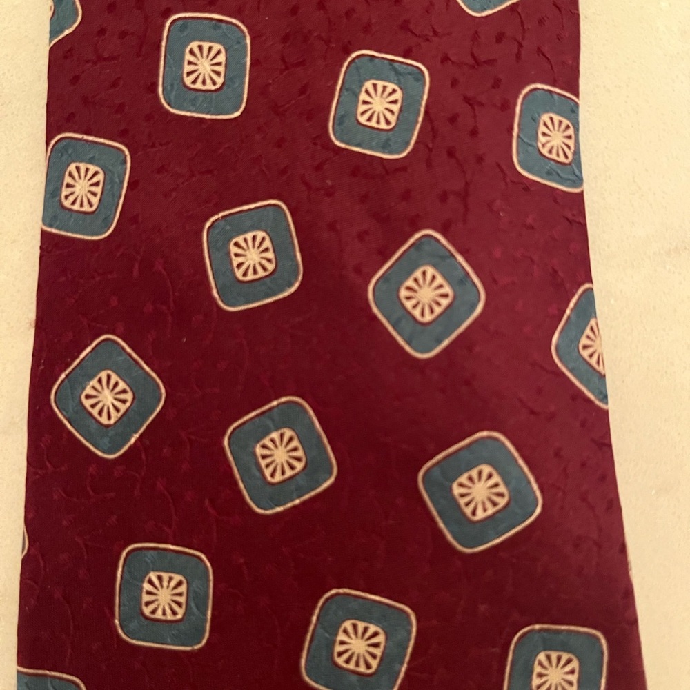 VTG Giorgio Armani Cravatte Burgundy Patterned Tie 100% silk vintage - Picture 6 of 7